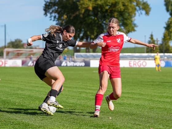 Elira Terakaj (FC Carl Zeiss Jena, 07) und Julia Chrzanowski (SV Eutingen, 11) im Duell , SV Eutingen vs. FC Carl Zeiss Jena, Fussball, Frauen DFB-Pokal, 2026 2027, 26.09.2026, SV Eutingen vs. FC Carl Zeiss Jena, Fussball, Frauen DFB-Pokal, 2026 2027, 26.09.2026 Eutingen im Gäu Copyright: xEibner-Pressefoto DanielexLaxRocx EP_DLO