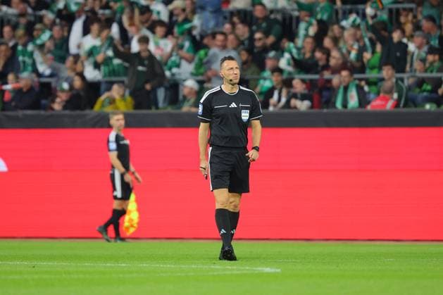 26.09.26, Fussball, FBL Männer, Freundschaftsspiel, 100. Jahre Weserstadion, Duell Werder Legenden 2026, Werder Legenden vs.Real Madrid Leyendas Einzelaktion Aktion Ganze Figur Einzeln Freisteller Schiedsrichter Sven Jablonski Foto nordphoto GmbH Tauchnitz Bremen Weserstadion Bremen Germany Copyright: xnordphotoxGmbHx xTauchnitzx