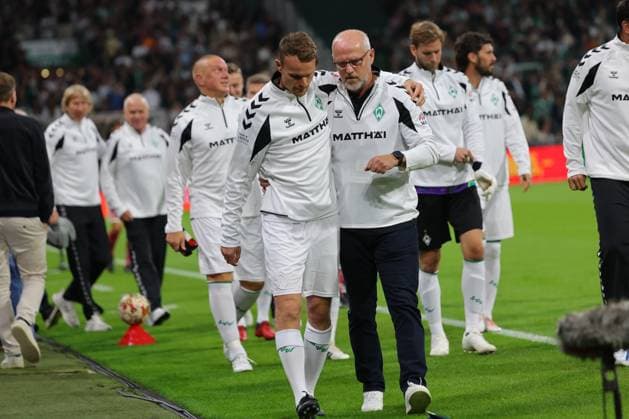 26.09.26, Fussball, FBL Männer, Freundschaftsspiel, 100. Jahre Weserstadion, Duell Werder Legenden 2026, Werder Legenden vs.Real Madrid Leyendas Halbzeitpause 2:2. Christian Groß Christian Gross (Werder Legenden) und Trainer Thomas Schaaf (Werder Legenden) Foto nordphoto GmbH Tauchnitz Bremen Weserstadion Bremen Germany Copyright: xnordphotoxGmbHx xTauchnitzx