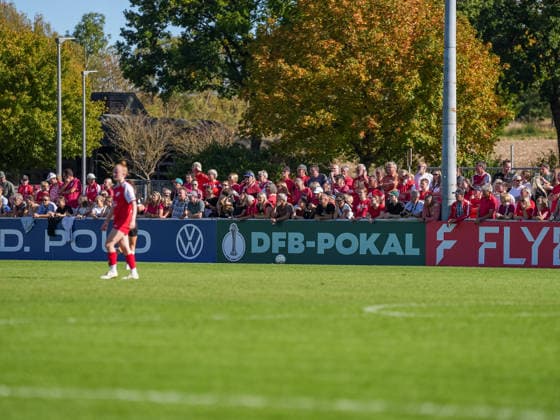 Zuschauer , SV Eutingen vs. FC Carl Zeiss Jena, Fussball, Frauen DFB-Pokal, 2026 2027, 26.09.2026, SV Eutingen vs. FC Carl Zeiss Jena, Fussball, Frauen DFB-Pokal, 2026 2027, 26.09.2026 Eutingen im Gäu Copyright: xEibner-Pressefoto DanielexLaxRocx EP_DLO