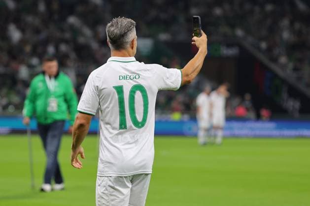 26.09.26, Fussball, FBL Männer, Freundschaftsspiel, 100. Jahre Weserstadion, Duell Werder Legenden 2026, Werder Legenden vs.Real Madrid Leyendas Feature Impressionen Diego (Werder Legenden) beim Videocall Livestreaming Foto nordphoto GmbH Tauchnitz Bremen Weserstadion Bremen Germany Copyright: xnordphotoxGmbHx xTauchnitzx