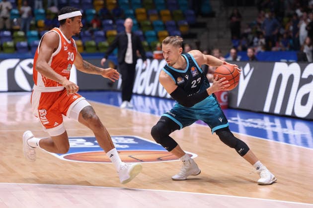 Frankfurt Skyliners - RASTA Vechta, easyCredit BBL Thomas Klepeisz (Skyliners, 22) gegen Nelson Weidemann (RASTA, 30). Spiel der easyCredit BBL zwischen den Frankfurt Skyliners und RASTA Vechta am 26. September 2026 in der Süwag Energie ARENA in Frankfurt am Main., Frankfurt am Main Hessen Deutschland Süwag Energie ARENA
