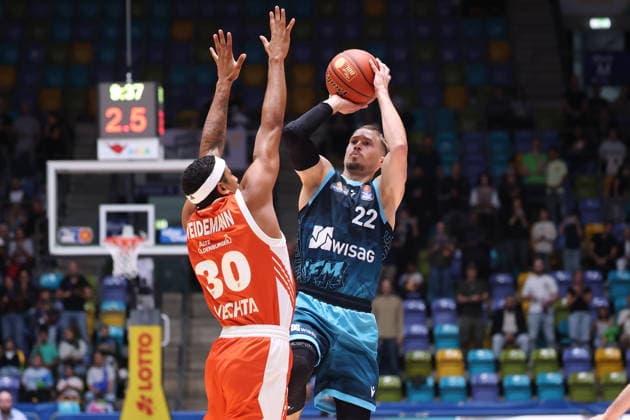 Frankfurt Skyliners - RASTA Vechta, easyCredit BBL Thomas Klepeisz (Skyliners, 22) gegen Nelson Weidemann (RASTA, 30). Spiel der easyCredit BBL zwischen den Frankfurt Skyliners und RASTA Vechta am 26. September 2026 in der Süwag Energie ARENA in Frankfurt am Main., Frankfurt am Main Hessen Deutschland Süwag Energie ARENA