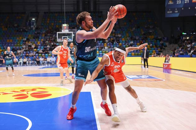 Frankfurt Skyliners - RASTA Vechta, easyCredit BBL Race Thompson (Skyliners, 5) gegen Nelson Weidemann (RASTA, 30). Spiel der easyCredit BBL zwischen den Frankfurt Skyliners und RASTA Vechta am 26. September 2026 in der Süwag Energie ARENA in Frankfurt am Main., Frankfurt am Main Hessen Deutschland Süwag Energie ARENA