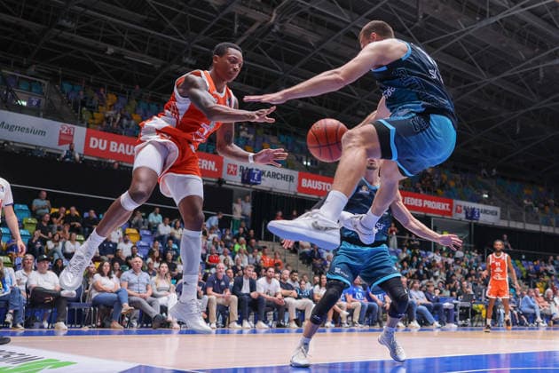 Frankfurt Skyliners - RASTA Vechta, easyCredit BBL Justin Edler-Davis (RASTA, 10) spielt den Ball durch die Beine von Radii Caisin (Skyliners, 15). Spiel der easyCredit BBL zwischen den Frankfurt Skyliners und RASTA Vechta am 26. September 2026 in der Süwag Energie ARENA in Frankfurt am Main., Frankfurt am Main Hessen Deutschland Süwag Energie ARENA