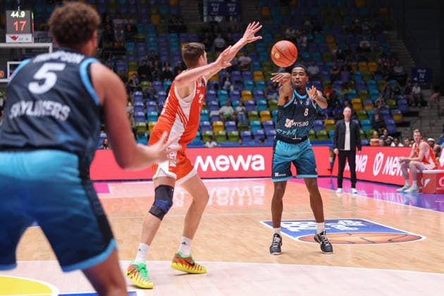 Frankfurt Skyliners - RASTA Vechta, easyCredit BBL William Christmas (Skyliners, 8) spielt den Ball zu Race Thompson (Skyliners, 5) Spiel der easyCredit BBL zwischen den Frankfurt Skyliners und RASTA Vechta am 26. September 2026 in der Süwag Energie ARENA in Frankfurt am Main., Frankfurt am Main Hessen Deutschland Süwag Energie ARENA