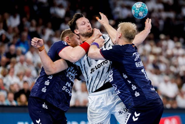 Kiel, 26. September 2026 - Handball, 1. Bundesliga 2026 27, THW Kiel - SG Flensburg-Handewitt: Blaz Blagotinsek (SG Flensburg-Handewitt, 43), Harald Reinkind (THW Kiel, 6), Emil Siersbaek Bergholt (SG Flensburg-Handewitt, 14)