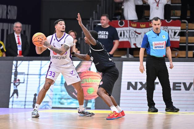 BG Göttingen - RheinStars Köln 26.09.2026, Göttingen: Basketball, Männer: 2. Bundesliga, ProA, BG Göttingen - RheinStars Köln, Sparkassen-Arena. Tai Bibbs (l, BG Göttingen) passt gegen Cedric Cezell Russell Jr (r, RheinStars Köln). Göttingen Niedersachsen Deutschland