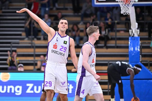 BG Göttingen - RheinStars Köln 26.09.2026, Göttingen: Basketball, Männer: 2. Bundesliga, ProA, BG Göttingen - RheinStars Köln, Sparkassen-Arena. Omar Pajic (BG Göttingen) zeigt mit ausgestrecktem Arm eine Geste. Göttingen Niedersachsen Deutschland