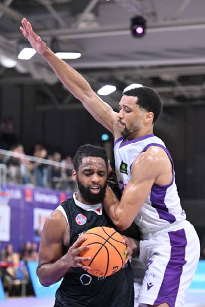 BG Göttingen - RheinStars Köln 26.09.2026, Göttingen: Basketball, Männer: 2. Bundesliga, ProA, BG Göttingen - RheinStars Köln, Sparkassen-Arena. Kristopher Monroe (l, RheinStars Köln) kämpft mit Zach Jackson (r, BG Göttingen) um den Ball. Göttingen Niedersachsen Deutschland