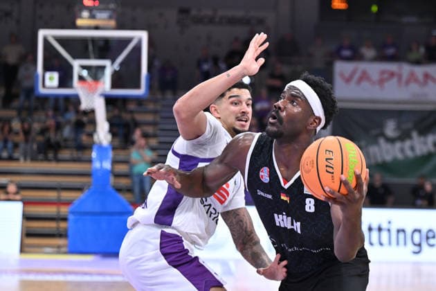 BG Göttingen - RheinStars Köln 26.09.2026, Göttingen: Basketball, Männer: 2. Bundesliga, ProA, BG Göttingen - RheinStars Köln, Sparkassen-Arena. Nat Diallo (r, RheinStars Köln) zieht gegen Tai Bibbs (l, BG Göttingen) zum Korb. Göttingen Niedersachsen Deutschland