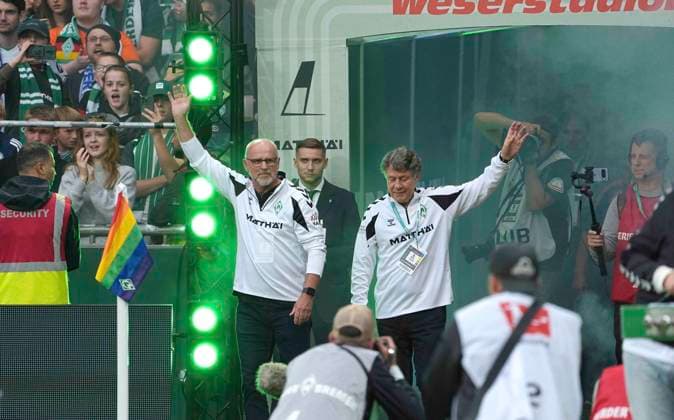 Foto : Trainer Thomas Schaaf (links , Bremen) und Otto Rehhagel begrüssen die Fans vor Spielbeginn Fussball Bundesliga Sonderspiel , am Sa. 26.09.2026 Jubiläumsspiel 100 Jahre Weserstadion Werder Bremen Legenden - Real Madrid Leyendas