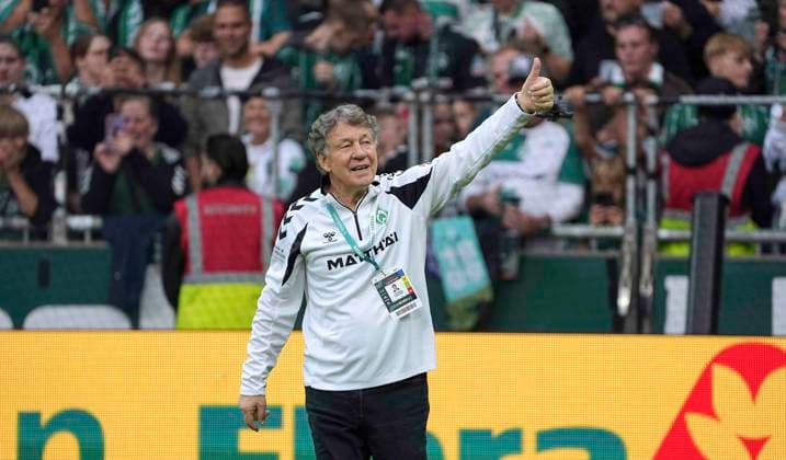 Foto : Bremens ex - Trainer Otto Rehhagel begrüsst die Fans vor Spielbeginn Fussball Bundesliga Sonderspiel , am Sa. 26.09.2026 Jubiläumsspiel 100 Jahre Weserstadion Werder Bremen Legenden - Real Madrid Leyendas