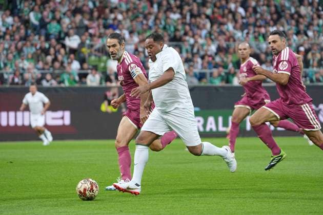 Foto : Ailton (Bremen) gegen Fernando Sanz Fussball Bundesliga Sonderspiel , am Sa. 26.09.2026 Jubiläumsspiel 100 Jahre Weserstadion Werder Bremen Legenden - Real Madrid Leyendas