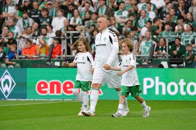 Foto : Ivan Klasnic (Bremen) betritt das Stadion mit 2 Ballkindern Fussball Bundesliga Sonderspiel , am Sa. 26.09.2026 Jubiläumsspiel 100 Jahre Weserstadion Werder Bremen Legenden - Real Madrid Leyendas