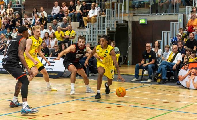 CJ Hines (Kreisbau Kirchheim Knights, 02) gegen Sebastian Brach (SBB Boerde Baskets, 10). GER, Kreisbau Knights vs. SBB Baskets, Basketball, ProA, 1. Spieltag, Spielzeit 2026 2027, 26.09.2026 GER, Kreisbau Kirchheim Knights vs. SBB Baskets, Basketball, ProA, 1. Spieltag, Spielzeit 2026 2027, 26.09.2026 Copyright: xEibner-Pressefoto DavidexDixGiovx EP_DGI