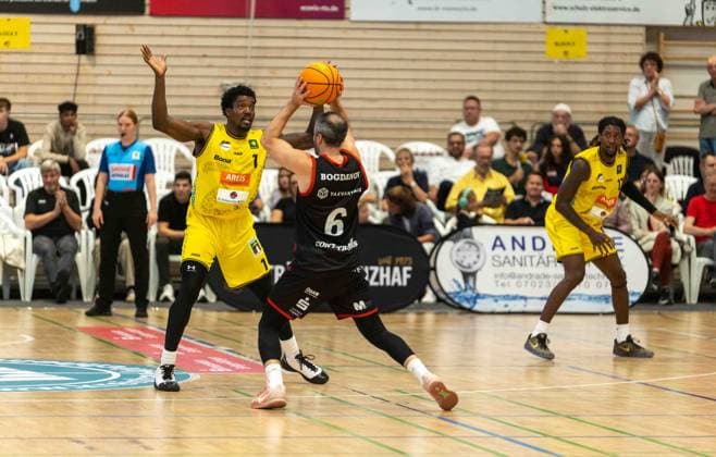 Martin Bogdanov (SBB Boerde Baskets, 06) gegen Philip Alston (Kreisbau Kirchheim Knights, 01). GER, Kreisbau Knights vs. SBB Baskets, Basketball, ProA, 1. Spieltag, Spielzeit 2026 2027, 26.09.2026 GER, Kreisbau Kirchheim Knights vs. SBB Baskets, Basketball, ProA, 1. Spieltag, Spielzeit 2026 2027, 26.09.2026 Copyright: xEibner-Pressefoto DavidexDixGiovx EP_DGI
