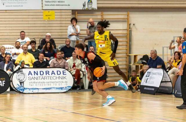 Brock Gardner (SBB Baskets, 04) gegen Tyrel Morgan (Kreisbau Kirchheim Knights, 11) GER, Kreisbau Knights vs. SBB Baskets, Basketball, ProA, 1. Spieltag, Spielzeit 2026 2027, 26.09.2026 GER, Kreisbau Kirchheim Knights vs. SBB Baskets, Basketball, ProA, 1. Spieltag, Spielzeit 2026 2027, 26.09.2026 Copyright: xEibner-Pressefoto DavidexDixGiovx EP_DGI