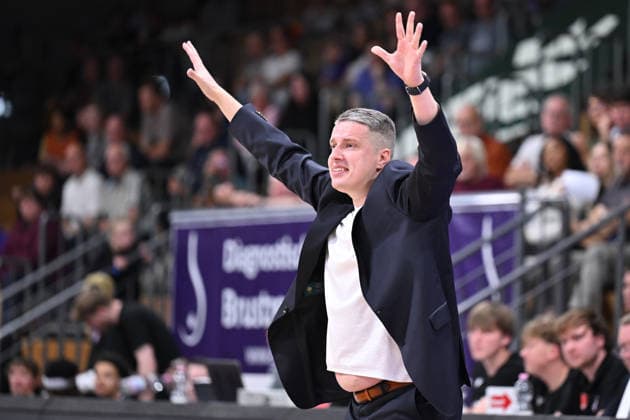 BG Göttingen - RheinStars Köln 26.09.2026, Göttingen: Basketball, Männer: 2. Bundesliga, ProA, BG Göttingen - RheinStars Köln, Sparkassen-Arena. Head Coach Martins Gulbis (BG Göttingen) hebt die Arme. Göttingen Niedersachsen Deutschland