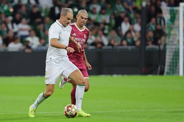 26.09.26, Fussball, FBL Männer, Freundschaftsspiel, 100. Jahre Weserstadion, Duell Werder Legenden 2026, Werder Legenden vs.Real Madrid Leyendas Angelos Charisteas (Werder Legenden) im Zweikampf gegen Pepe (Real Madrid Leyendas) Foto nordphoto GmbH Tauchnitz Bremen Weserstadion Bremen Germany Copyright: xnordphotoxGmbHx xTauchnitzx