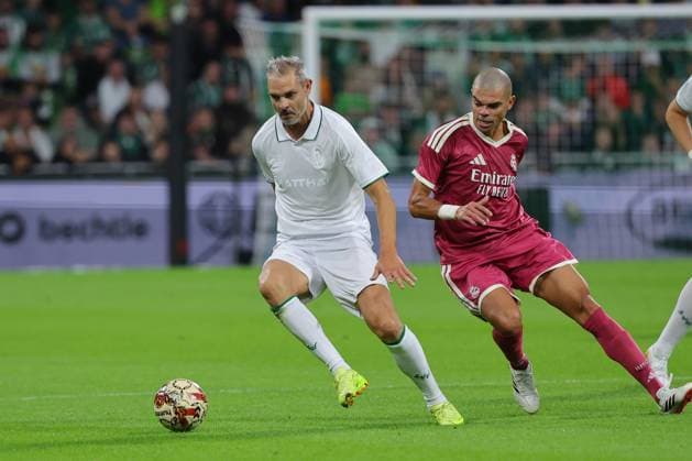 26.09.26, Fussball, FBL Männer, Freundschaftsspiel, 100. Jahre Weserstadion, Duell Werder Legenden 2026, Werder Legenden vs.Real Madrid Leyendas Angelos Charisteas (Werder Legenden) im Zweikampf gegen Pepe (Real Madrid Leyendas) Foto nordphoto GmbH Tauchnitz Bremen Weserstadion Bremen Germany Copyright: xnordphotoxGmbHx xTauchnitzx