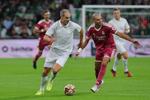 26.09.26, Fussball, FBL Männer, Freundschaftsspiel, 100. Jahre Weserstadion, Duell Werder Legenden 2026, Werder Legenden vs.Real Madrid Leyendas Angelos Charisteas (Werder Legenden) im Zweikampf gegen Pepe (Real Madrid Leyendas) Foto nordphoto GmbH Tauchnitz Bremen Weserstadion Bremen Germany Copyright: xnordphotoxGmbHx xTauchnitzx