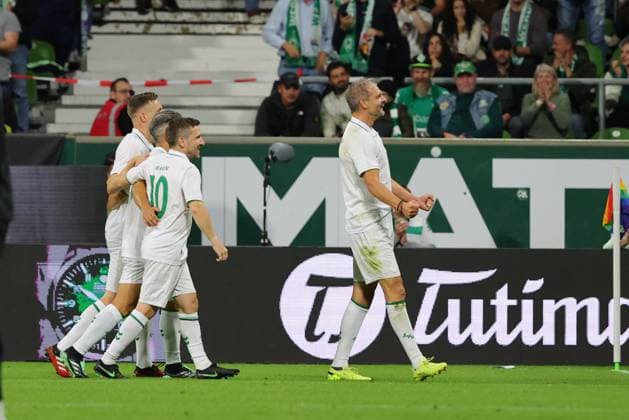 26.09.26, Fussball, FBL Männer, Freundschaftsspiel, 100. Jahre Weserstadion, Duell Werder Legenden 2026, Werder Legenden vs.Real Madrid Leyendas Torjubel Jubel. Torschütze Torschuetze Angelos Charisteas (Werder Legenden) jubelt ueber das Tor zum 3:2 Foto nordphoto GmbH Tauchnitz Bremen Weserstadion Bremen Germany Copyright: xnordphotoxGmbHx xTauchnitzx