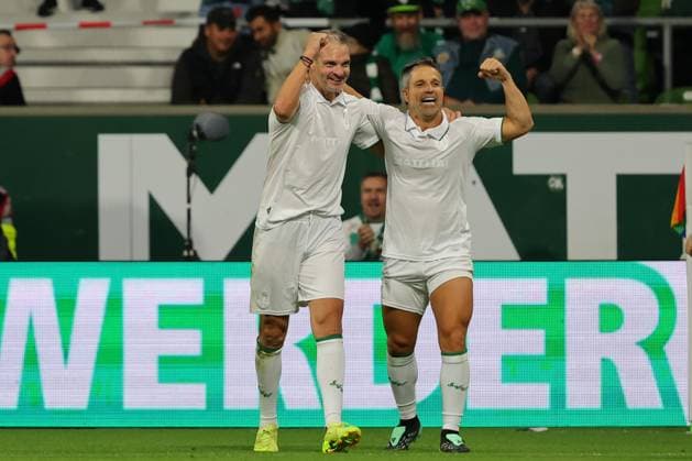 26.09.26, Fussball, FBL Männer, Freundschaftsspiel, 100. Jahre Weserstadion, Duell Werder Legenden 2026, Werder Legenden vs.Real Madrid Leyendas Torjubel Jubel. Torschütze Torschuetze Angelos Charisteas (Werder Legenden) jubelt ueber das Tor zum 3:2 zusammen mit Diego (Werder Legenden) Foto nordphoto GmbH Tauchnitz Bremen Weserstadion Bremen Germany Copyright: xnordphotoxGmbHx xTauchnitzx