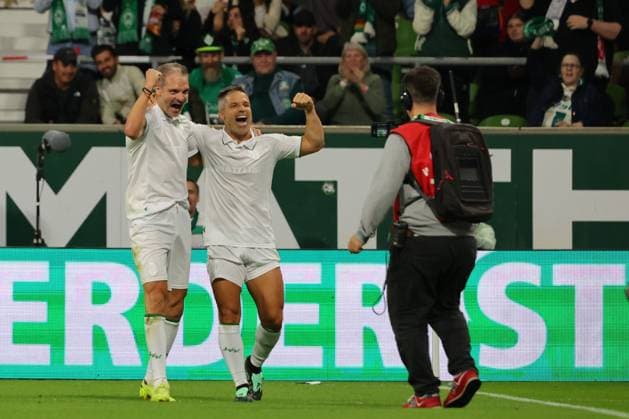 26.09.26, Fussball, FBL Männer, Freundschaftsspiel, 100. Jahre Weserstadion, Duell Werder Legenden 2026, Werder Legenden vs.Real Madrid Leyendas Torjubel Jubel. Torschütze Torschuetze Angelos Charisteas (Werder Legenden) jubelt ueber das Tor zum 3:2 zusammen mit Diego (Werder Legenden) Foto nordphoto GmbH Tauchnitz Bremen Weserstadion Bremen Germany Copyright: xnordphotoxGmbHx xTauchnitzx