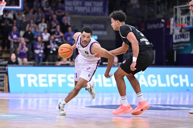 BG Göttingen - RheinStars Köln 26.09.2026, Göttingen: Basketball, Männer: 2. Bundesliga, ProA, BG Göttingen - RheinStars Köln, Sparkassen-Arena. Zach Jackson (l, BG Göttingen) dribbelt. Göttingen Niedersachsen Deutschland