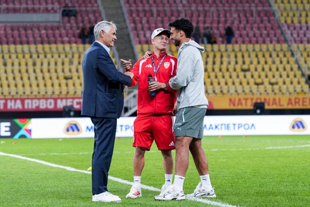 Fussball: UEFA Nations League 2026 2027, 26.09.2026 - Nordmazedonien vs. Schweiz (National Arena Todor Proeski); Pierluigi Tami (Direktor Schweizer Nationalmannschaft) mit Ezgjan Alioski (8, Nordmazedonien) und Eray Cömert (18, Schweiz) vor dem UEFA Nations League Spiel Nordmazedonien vs. Schweiz Copyright: xValentinxDomgjonix