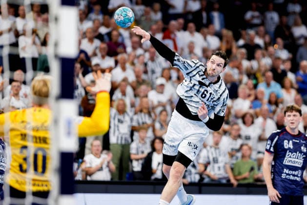 Kiel, 26. September 2026 - Handball, 1. Bundesliga 2026 27, THW Kiel - SG Flensburg-Handewitt: Simon Möller (SG Flensburg-Handewitt, 30), Hendrik Pekeler (THW Kiel, 61)