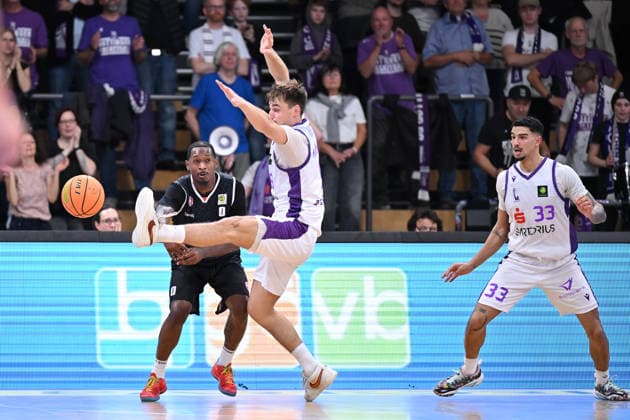 BG Göttingen - RheinStars Köln 26.09.2026, Göttingen: Basketball, Männer: 2. Bundesliga, ProA, BG Göttingen - RheinStars Köln, Sparkassen-Arena. Cedric Cezell Russell Jr (RheinStars Köln) passt gegen Radvilas Kneizys (BG Göttingen). Göttingen Niedersachsen Deutschland
