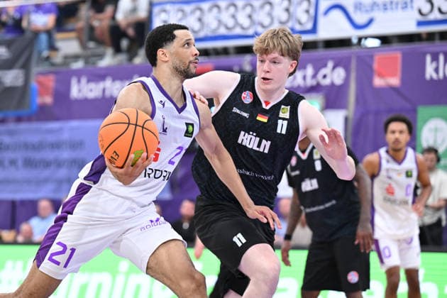 BG Göttingen - RheinStars Köln 26.09.2026, Göttingen: Basketball, Männer: 2. Bundesliga, ProA, BG Göttingen - RheinStars Köln, Sparkassen-Arena. Zach Jackson (l, BG Göttingen) dribbelt gegen Karl Bühner (r, RheinStars Köln). Göttingen Niedersachsen Deutschland