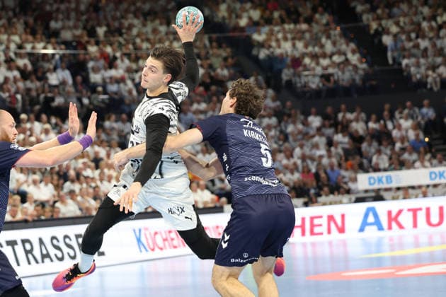 26.09.2026, xBHAx, Handball, Opel HBL, Saison 2026 2027, 1.HBL, THW Kiel - SG Flensburg-Handewitt, Merkur Ostseehalle: Domen Makuc (THW Kiel 35) im angriff gegen Niclas Kirkelökke (SG Flensburg-Handewitt 5) Schleswig-Holstein Deutschkand