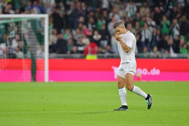 26.09.26, Fussball, FBL Männer, Freundschaftsspiel, 100. Jahre Weserstadion, Duell Werder Legenden 2026, Werder Legenden vs.Real Madrid Leyendas Es geht vom Platz Diego (Werder Legenden) Foto nordphoto GmbH Tauchnitz Bremen Weserstadion Bremen Germany Copyright: xnordphotoxGmbHx xTauchnitzx