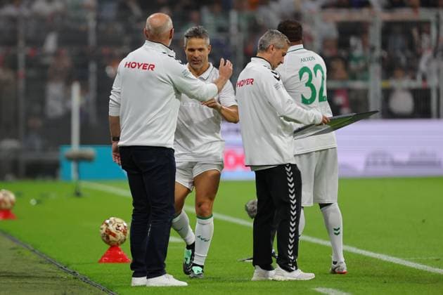 26.09.26, Fussball, FBL Männer, Freundschaftsspiel, 100. Jahre Weserstadion, Duell Werder Legenden 2026, Werder Legenden vs.Real Madrid Leyendas Es geht vom Platz Diego (Werder Legenden) mit Trainer Thomas Schaaf (Werder Legenden) Foto nordphoto GmbH Tauchnitz Bremen Weserstadion Bremen Germany Copyright: xnordphotoxGmbHx xTauchnitzx