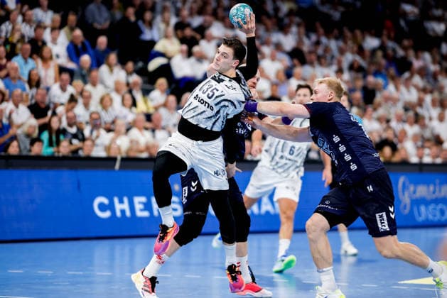 Kiel, 26. September 2026 - Handball, 1. Bundesliga 2026 27, THW Kiel - SG Flensburg-Handewitt: Domen Makuc (THW Kiel, 35), Emil Siersbaek Bergholt (SG Flensburg-Handewitt, 14)