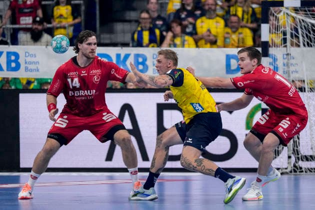 v.li.: Johannes Golla (MTM, 14), Edwin Aspenbäck (RNL, 78), Reynir Thor Stefansson (MTM, 19), Zweikampf, Spielszene, Duell, duel, tackle, tackling, Dynamik, Action, Aktion, 26.09.2026, Mannheim (Deutschland), Handball, Bundesliga, Rhein-Neckar Löwen - MT Melsungen
