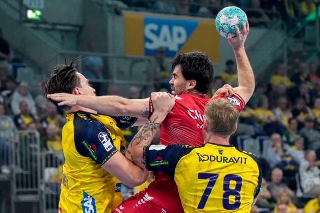 v.li.: Robert Timmermeister (RNL, 7), Erik Balenciaga Azcue (MTM, 6), Edwin Aspenbäck (RNL, 78), Zweikampf, Spielszene, Duell, duel, tackle, tackling, Dynamik, Action, Aktion, 26.09.2026, Mannheim (Deutschland), Handball, Bundesliga, Rhein-Neckar Löwen - MT Melsungen