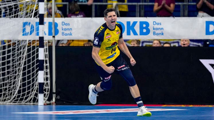 Torschütze Marius Steinhauser (RNL, 19), Spieler der Rhein-Neckar-Löwen, jubelt über ein Tor, Jubel, jubeln, Torjubel, Torerfolg, celebrate the goal, goal, celebration, jubelt ueber das Tor, Freuen, Freude, freut sich, optimistisch, positiv, Spielszene, Highlight, Freisteller, Ganzkörper, Einzelbild, Einzelfoto, Aktion, Action, 26.09.2026, Mannheim (Deutschland), Handball, Bundesliga, Rhein-Neckar Löwen - MT Melsungen