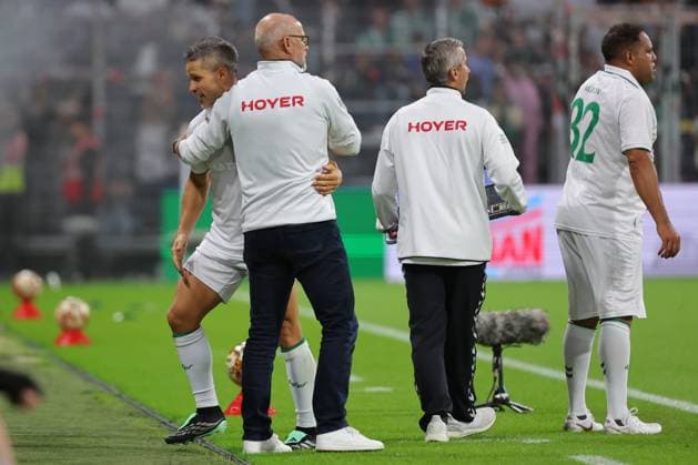 26.09.26, Fussball, FBL Männer, Freundschaftsspiel, 100. Jahre Weserstadion, Duell Werder Legenden 2026, Werder Legenden vs.Real Madrid Leyendas Es geht vom Platz Diego (Werder Legenden) Trainer Thomas Schaaf (Werder Legenden) Ailton (Werder Legenden) Foto nordphoto GmbH Tauchnitz Bremen Weserstadion Bremen Germany Copyright: xnordphotoxGmbHx xTauchnitzx