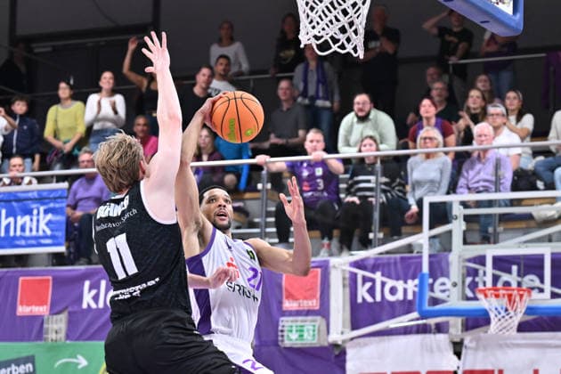 BG Göttingen - RheinStars Köln 26.09.2026, Göttingen: Basketball, Männer: 2. Bundesliga, ProA, BG Göttingen - RheinStars Köln, Sparkassen-Arena. Zach Jackson (r, BG Göttingen) wirft über den blockenden Karl Bühner (l, RheinStars Köln). Göttingen Niedersachsen Deutschland