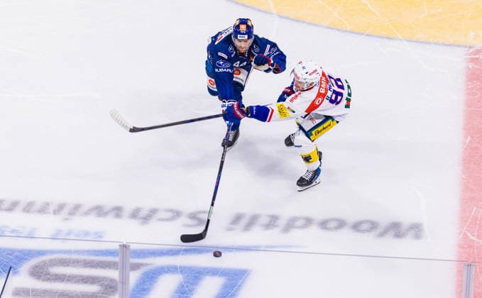 Ice hockey, Eishockey National League Regular Season - ZSC Lions vs EHC Klo Zurich, Switzerland, 26th Sep 2026: A duel between 44 Mikko Lehtonen (ZSC Lions) and 92 Rafael Meier (Kloten) in the neutral zone. Copyright: xAndreasxHaasx
