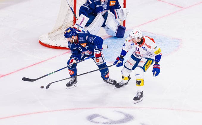 Ice hockey, Eishockey National League Regular Season - ZSC Lions vs EHC Klo Zurich, Switzerland, 26th Sep 2026: 11 Keanu Derungs (Kloten) puts defender 6 Yannick Weber (ZSC Lions) under pressure in the forechecking. Copyright: xAndreasxHaasx