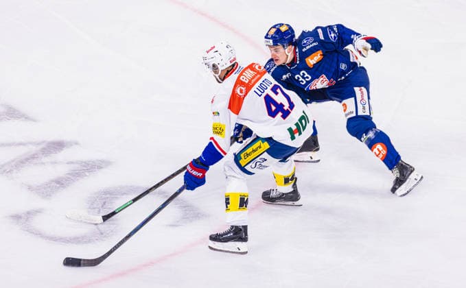 Ice hockey, Eishockey National League Regular Season - ZSC Lions vs EHC Klo Zurich, Switzerland, 26th Sep 2026: Defender 44 Jan Schwendeler (ZSC Lions) puts 47 Joona Luoto (Kloten) under pressure. Copyright: xAndreasxHaasx