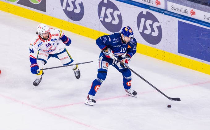 Ice hockey, Eishockey National League Regular Season - ZSC Lions vs EHC Klo Zurich, Switzerland, 26th Sep 2026: 10 Sven Andrighetto (ZSC Lions) defends the puck in a duel against 16 Bernd Wolf (Kloten). Copyright: xAndreasxHaasx