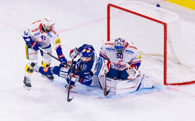 Ice hockey, Eishockey National League Regular Season - ZSC Lions vs EHC Klo Zurich, Switzerland, 26th Sep 2026: Defender 41 Leandro Profico (Kloten) brings down 10 Sven Andrighetto (ZSC Lions) in front of goalkeeper 50 Reto Berra (Kloten). Copyright: xAndreasxHaasx