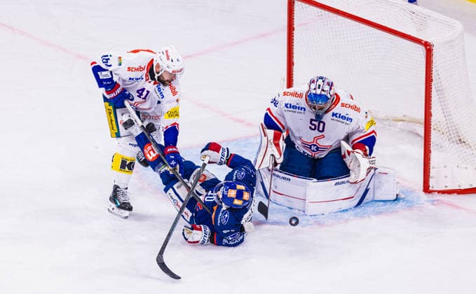 Ice hockey, Eishockey National League Regular Season - ZSC Lions vs EHC Klo Zurich, Switzerland, 26th Sep 2026: Defender 41 Leandro Profico (Kloten) brings down 10 Sven Andrighetto (ZSC Lions) in front of goalkeeper 50 Reto Berra (Kloten). Copyright: xAndreasxHaasx