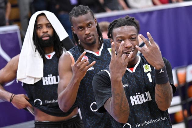 BG Göttingen - RheinStars Köln 26.09.2026, Göttingen: Basketball, Männer: 2. Bundesliga, ProA, BG Göttingen - RheinStars Köln, Sparkassen-Arena. Antonio Deshon Williams (r, RheinStars Köln) feiert nach dem Spiel. Göttingen Niedersachsen Deutschland